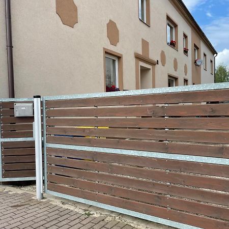 Garsoniera V Roddinem Dome Vendégház Dubice Kültér fotó