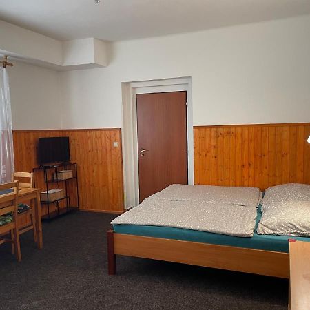 Garsoniera V Roddinem Dome Vendégház Dubice Kültér fotó