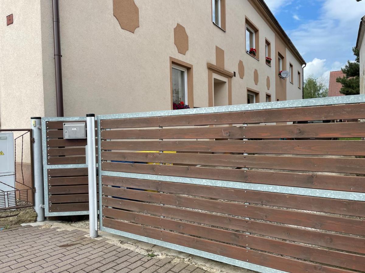 Garsoniera V Roddinem Dome Vendégház Dubice Kültér fotó