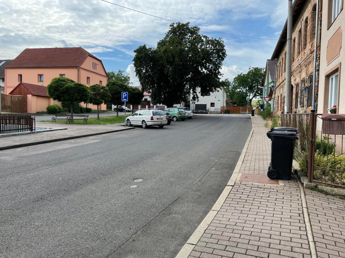 Garsoniera V Roddinem Dome Vendégház Dubice Kültér fotó