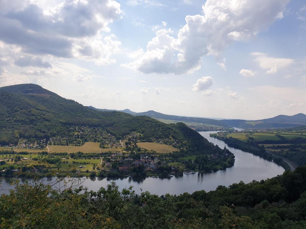 Garsoniera V Roddinem Dome Vendégház Dubice Kültér fotó