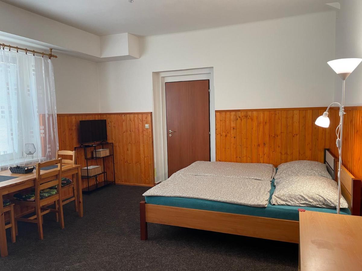 Garsoniera V Roddinem Dome Vendégház Dubice Kültér fotó